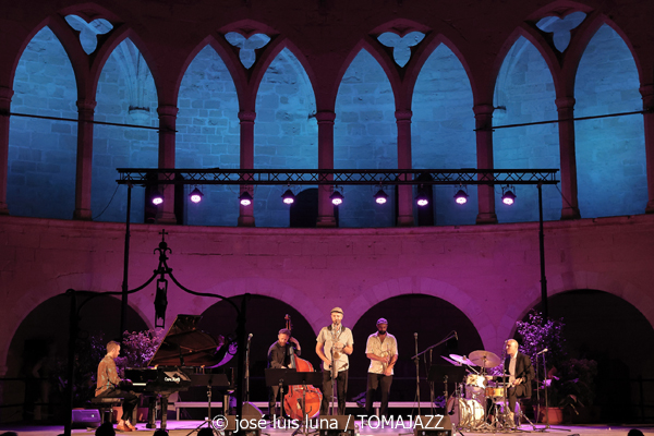 Hard Bop Drivers (Jazz Palma Festival 2025. Castell de Bellver. Palma. 2025-08-28) Por José Luis Luna Rocafort [INSTANTZZ AKA Galería fotográfica AKA Fotoblog de jazz, impro… y algo más] - Tomajazz - Hard Bop Drivers actuó en el Jazz Palma Festival 2025. José Luis Luna Rocafort los retrata en INSTANTZZ. Con Miquel Àngel Rigo, Pep Garau, Gori Matas, Marko Lohikari, Pep Lluís García, Sinéad Cormican