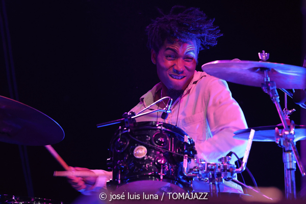 Carlos Sarduy & Groove Messengers (37 Eivissa Jazz 2025. Baluard de Santa Llúcia. Eivissa. 2025-09-06) Por José Luis Luna Rocafort [INSTANTZZ AKA Galería fotográfica AKA Fotoblog de jazz, impro… y algo más] - Tomajazz - Carlos Sarduy & Groove Messengers actuaron en el 37 Eivissa Jazz 2025. José Luis Luna Rocafort lo retrata en INSTANTZZ. Actuaron Carlos Sarduy, Alexey León, Vicent Tur, Abel Marcel, Aaron Puente, Jay Kalo Sánchez, Marina Abad, Noslen Ortega