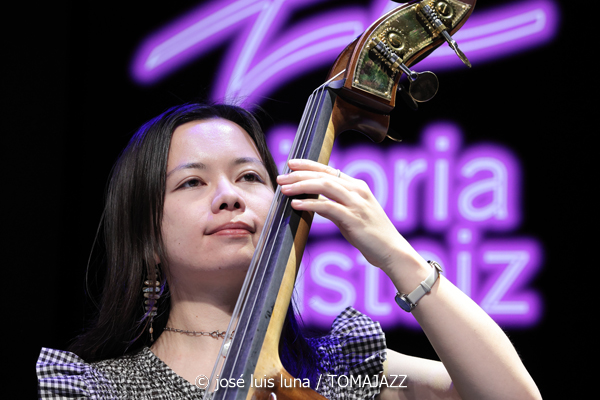 Milena Casado (48 Festival de Jazz de Vitoria. 2025-07-19) Por José Luis Luna Rocafort [INSTANTZZ AKA Galería fotográfica AKA Fotoblog de jazz, impro… y algo más] - Tomajazz - Milena Casado actuó en el 48 Festival de Jazz de Vitoria 2025. José Luis Luna Rocafort la retrata en INSTANTZZ. Actuaron Milena Casado, Morgan Guerin, Lex Korten, Kanoa Mendenhall, Jongkuk Kim