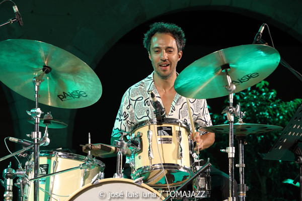 Glenda E (Jazz Palma Festival 2025. Castell de Bellver. Palma. 2025-08-07) Por José Luis Luna Rocafort [INSTANTZZ AKA Galería fotográfica AKA Fotoblog de jazz, impro… y algo más] - Tomajazz - Glenda E actuó en el Jazz Palma Festival 2025 en Castell de Bellver. José Luis Luna Rocafort lo retrata en INSTANTZZ. Actuaron Glenda E, Carlos Martín, Shayan Fathi, Abel Sanabria