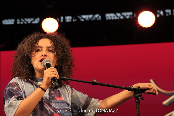 Dora Morelenbaum (48 Festival de Jazz de Vitoria. 2025-07-19) Por José Luis Luna Rocafort [INSTANTZZ AKA Galería fotográfica AKA Fotoblog de jazz, impro… y algo más] - Tomajazz - Dora Morelenbaum actuó en el 48 Festival de Jazz de Vitoria 2025. José Luis Luna Rocafort la retrata en INSTANTZZ. Actuaron Dora Morelenbaum: voz, órgano, guitarra eléctrica Guilherme Lirio: guitarra eléctrica, órgano Guto Wirti: bajo eléctrica Daniel Conceiçao