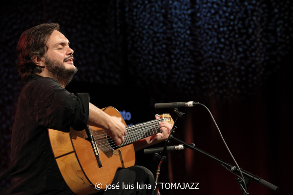 Yamandu Costa (48 Festival de Jazz de Vitoria. 2025-07-19) Por José Luis Luna Rocafort [INSTANTZZ AKA Galería fotográfica AKA Fotoblog de jazz, impro… y algo más] - Tomajazz - Yamandu Costa actuó en el 48 Festival de Jazz de Vitoria. 2025-07-19) Por José Luis Luna Rocafort [INSTANTZZ