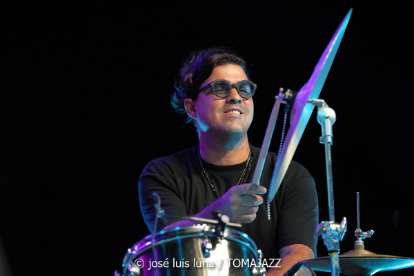 Álex Conde Trío (37 Eivissa Jazz 2025. 2025-09-04) Por José Luis Luna Rocafort [INSTANTZZ AKA Galería fotográfica AKA Fotoblog de jazz, impro… y algo más] - Tomajazz - Álex Conde Trío actuó en el 37 Eivissa Jazz 2025. José Luis Luna Rocafort lo retrata en INSTANTZZ. Actuaron Álex Conde, Pablo Martín Caminero, Michael Olivera