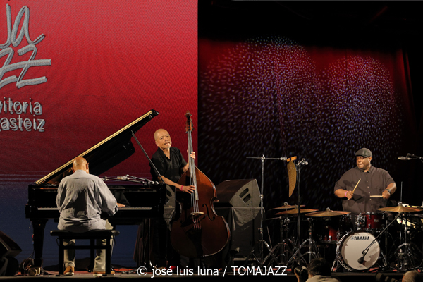 Kenny Barron Trio (48 Festival de Jazz de Vitoria. 2025-07-18) Por José Luis Luna Rocafort [INSTANTZZ AKA Galería fotográfica AKA Fotoblog de jazz, impro… y algo más] - Tomajazz - Kenny Barron Trio actuó en el 48 Festival de Jazz de Vitoria. José Luis Luna Rocafort lo retrata en INSTANTZZ. Actuaron Kenny Barron, Kiyoshi Kitagawa, Jonathan Blake