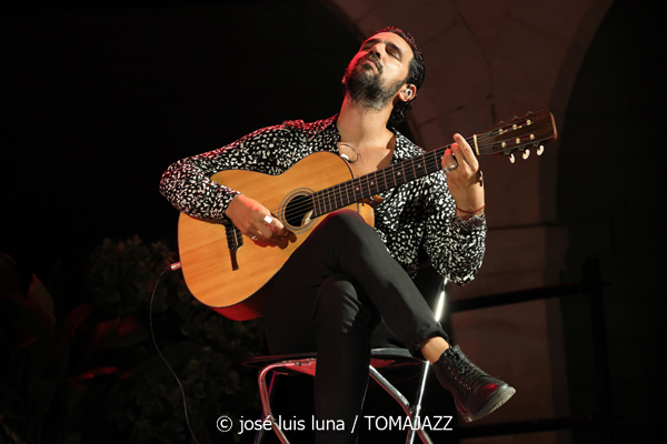 Sara Correira (Nits a Bellver. Palma. 2025-08-19) Por José Luis Luna Rocafort [INSTANTZZ AKA Galería fotográfica AKA Fotoblog de jazz, impro… y algo más] - Tomajazz - Sara Correira actuó en Nits a Bellver en el castillo situado en Palma el 19 de agosto de 2025. José Luis Luna Rocafort lo retrata en INSTANTZZ. Actuaron Sara Correira, Diogo Clemente, Ângelo Freire, Frederico Gato