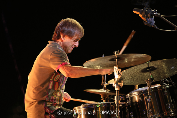 Jacky Terrasson Trio (37 Eivissa Jazz 2025. Baluard de Santa Llúcia. Eivissa. 2025-09-05) Por José Luis Luna Rocafort [INSTANTZZ AKA Galería fotográfica AKA Fotoblog de jazz, impro… y algo más] - Tomajazz - Jacky Terrasson Trio actuó en el 37 Eivissa Jazz 2025. José Luis Luna Rocafort retrata el concierto en INSTANTZZ. Actuaron Jacky Terrasson, Sylvain Romano, Marc Miralta