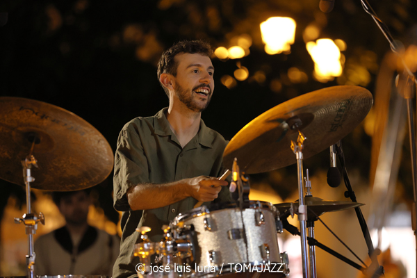 Goran Levi (37 Eivissa Jazz 2025. Passeig Vara de Rey. Eivissa. 2025-09-02) Por José Luis Luna Rocafort [INSTANTZZ AKA Galería fotográfica AKA Fotoblog de jazz, impro… y algo más] - Tomajazz - Goran Levi actuó en el 37 Eivissa Jazz 2025. José Luis Luna Rocafort lo retrata en INSTANTZZ. Intervinieron Goran Levi, Joan Garcías Tur, Josep Servera, Pere Miquel Molina