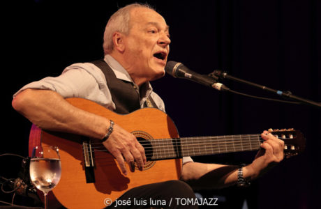 Toquinho (48 Festival de Jazz de Vitoria. 2025-07-19) Por José Luis Luna Rocafort [INSTANTZZ AKA Galería fotográfica AKA Fotoblog de jazz, impro… y algo más] - Tomajazz - Toquinho actuó en el 48 Festival de Jazz de Vitoria 2025. José Luis Luna Rocafort INSTANTZZ