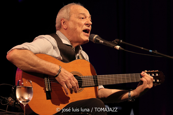 Toquinho (48 Festival de Jazz de Vitoria. 2025-07-19) Por José Luis Luna Rocafort [INSTANTZZ AKA Galería fotográfica AKA Fotoblog de jazz, impro… y algo más] - Tomajazz - Toquinho actuó en el 48 Festival de Jazz de Vitoria 2025. José Luis Luna Rocafort INSTANTZZ