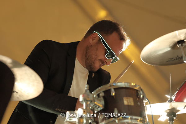 Geometrical Sardine (48 Festival de Jazz de Vitoria. 2025-07-13) Por José Luis Luna Rocafort [INSTANTZZ AKA Galería fotográfica AKA Fotoblog de jazz, impro… y algo más] - Tomajazz - Geometrical Sardine actuó en el 48 Festival de Jazz de Vitoria 2025. José Luis Luna Rocafort los retrata en INSTANTZZ. Actuaron Jaume Rosselló, Joan Roca, Pep Aspas