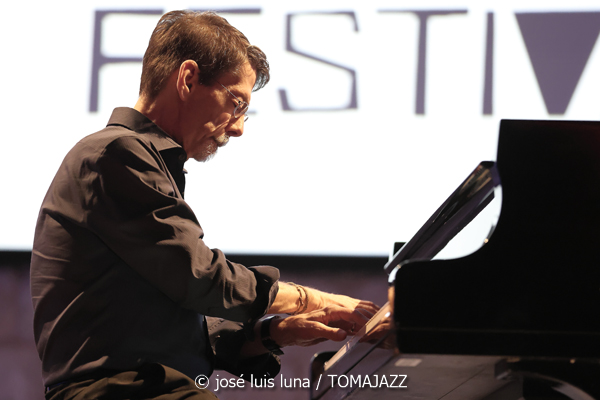 Damià Timoner / Fred Hersch (18 Jazz Voyeur Festival 2025. Es Baluard Museu. Palma. 2025-10-11) Por José Luis Luna Rocafort [INSTANTZZ AKA Galería fotográfica AKA Fotoblog de jazz, impro… y algo más] - Tomajazz - Damià Timoner y Fred Hersch dieron sendos conciertos en la jornada del 18 Jazz Voyeur Festival 2025 en Es Baluard Museu de Palma, el 11 de octubre de 2025. José Luis Luna Rocafort lo retrata en INSTANTZZ