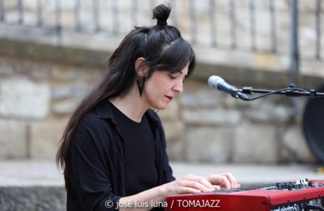 Nerea Arrieta Trío (48 Festival de Jazz de Vitoria. 2025-07-14) Por José Luis Luna Rocafort [INSTANTZZ AKA Galería fotográfica AKA Fotoblog de jazz, impro… y algo más] - Tomajazz - Nerea Arrieta Trío actuó en el 48 Festival de Jazz de Vitoria 2025. José Luis Luna Rocafort retrata el concierto en INSTANTZZ. Actuaron Nerea Arrieta, Fran Serrano, Raquel Arbeloa