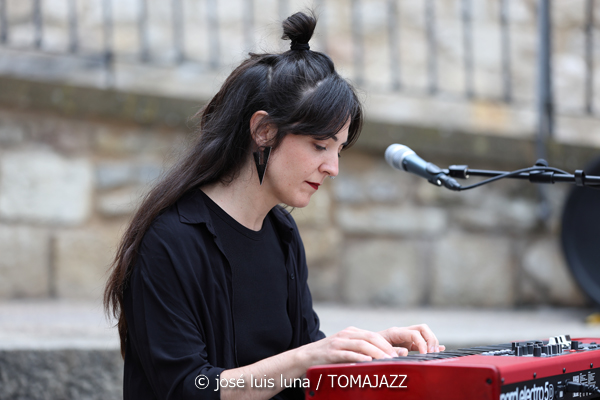 Nerea Arrieta Trío (48 Festival de Jazz de Vitoria. 2025-07-14) Por José Luis Luna Rocafort [INSTANTZZ AKA Galería fotográfica AKA Fotoblog de jazz, impro… y algo más] - Tomajazz - Nerea Arrieta Trío actuó en el 48 Festival de Jazz de Vitoria 2025. José Luis Luna Rocafort retrata el concierto en INSTANTZZ. Actuaron Nerea Arrieta, Fran Serrano, Raquel Arbeloa