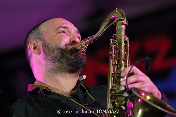 Rambalaya (48 Festival de Jazz de Vitoria. 2025-07-12) Por José Luis Luna Rocafort [INSTANTZZ AKA Galería fotográfica AKA Fotoblog de jazz, impro… y algo más] - Tomajazz - Rambalaya actuó en el 48 Festival de Jazz de Vitoria. José Luis Luna Rocafort retrata su concierto en INSTANTZZ. Rambalaya son Jonathan Herrero, Anton Jarl, Matías Míguez, Hector Martín, Nil Mujal, Àlex López, Raül Marc Portell