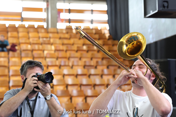 South Side Stompers (48 Festival de Jazz de Vitoria. 2025-07-19) Por José Luis Luna Rocafort [INSTANTZZ AKA Galería fotográfica AKA Fotoblog de jazz, impro… y algo más] - Tomajazz - South Side Stompers actuó en el 48 Festival de Jazz de Vitoria 2025. José Luis Luna Rocafort lo retrata en INSTANTZZ. Con esta entrega finaliza el amplio repaso por el 48 Festival de Jazz de Vitoria 2025