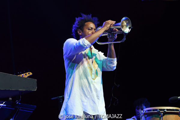 Carlos Sarduy & Groove Messengers (37 Eivissa Jazz 2025. Baluard de Santa Llúcia. Eivissa. 2025-09-06) Por José Luis Luna Rocafort [INSTANTZZ AKA Galería fotográfica AKA Fotoblog de jazz, impro… y algo más] - Tomajazz - Carlos Sarduy & Groove Messengers actuaron en el 37 Eivissa Jazz 2025. José Luis Luna Rocafort lo retrata en INSTANTZZ. Actuaron Carlos Sarduy, Alexey León, Vicent Tur, Abel Marcel, Aaron Puente, Jay Kalo Sánchez, Marina Abad, Noslen Ortega