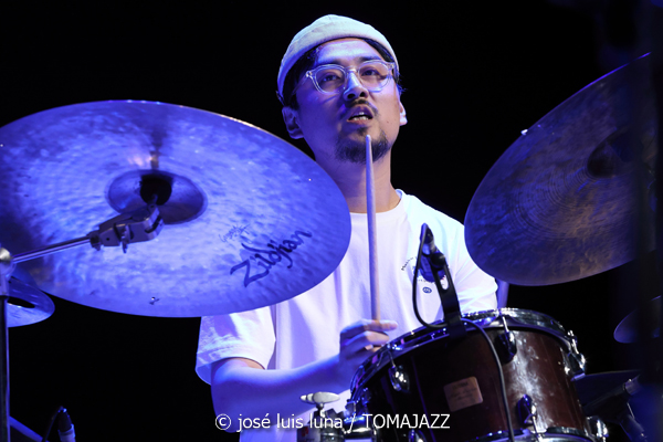 Milena Casado (48 Festival de Jazz de Vitoria. 2025-07-19) Por José Luis Luna Rocafort [INSTANTZZ AKA Galería fotográfica AKA Fotoblog de jazz, impro… y algo más] - Tomajazz - Milena Casado actuó en el 48 Festival de Jazz de Vitoria 2025. José Luis Luna Rocafort la retrata en INSTANTZZ. Actuaron Milena Casado, Morgan Guerin, Lex Korten, Kanoa Mendenhall, Jongkuk Kim