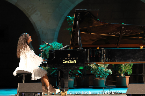 Glenda E (Jazz Palma Festival 2025. Castell de Bellver. Palma. 2025-08-07) Por José Luis Luna Rocafort [INSTANTZZ AKA Galería fotográfica AKA Fotoblog de jazz, impro… y algo más] - Tomajazz - Glenda E actuó en el Jazz Palma Festival 2025 en Castell de Bellver. José Luis Luna Rocafort lo retrata en INSTANTZZ. Actuaron Glenda E, Carlos Martín, Shayan Fathi, Abel Sanabria