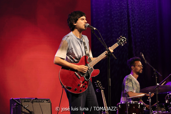 Dora Morelenbaum (48 Festival de Jazz de Vitoria. 2025-07-19) Por José Luis Luna Rocafort [INSTANTZZ AKA Galería fotográfica AKA Fotoblog de jazz, impro… y algo más] - Tomajazz - Dora Morelenbaum actuó en el 48 Festival de Jazz de Vitoria 2025. José Luis Luna Rocafort la retrata en INSTANTZZ. Actuaron Dora Morelenbaum: voz, órgano, guitarra eléctrica Guilherme Lirio: guitarra eléctrica, órgano Guto Wirti: bajo eléctrica Daniel Conceiçao