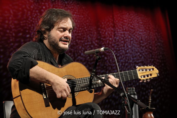 Yamandu Costa (48 Festival de Jazz de Vitoria. 2025-07-19) Por José Luis Luna Rocafort [INSTANTZZ AKA Galería fotográfica AKA Fotoblog de jazz, impro… y algo más] - Tomajazz - Yamandu Costa actuó en el 48 Festival de Jazz de Vitoria. 2025-07-19) Por José Luis Luna Rocafort [INSTANTZZ