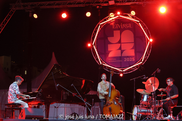 Álex Conde Trío (37 Eivissa Jazz 2025. 2025-09-04) Por José Luis Luna Rocafort [INSTANTZZ AKA Galería fotográfica AKA Fotoblog de jazz, impro… y algo más] - Tomajazz - Álex Conde Trío actuó en el 37 Eivissa Jazz 2025. José Luis Luna Rocafort lo retrata en INSTANTZZ. Actuaron Álex Conde, Pablo Martín Caminero, Michael Olivera