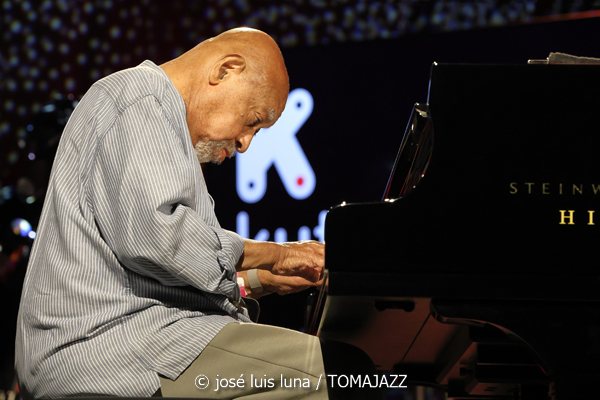 Kenny Barron Trio (48 Festival de Jazz de Vitoria. 2025-07-18) Por José Luis Luna Rocafort [INSTANTZZ AKA Galería fotográfica AKA Fotoblog de jazz, impro… y algo más] - Tomajazz - Kenny Barron Trio actuó en el 48 Festival de Jazz de Vitoria. José Luis Luna Rocafort lo retrata en INSTANTZZ. Actuaron Kenny Barron, Kiyoshi Kitagawa, Jonathan Blake