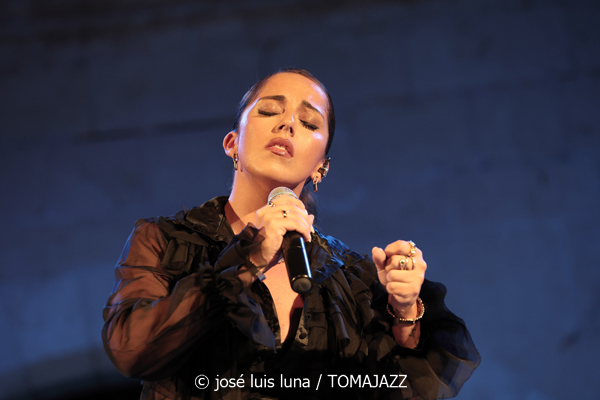 Sara Correira (Nits a Bellver. Palma. 2025-08-19) Por José Luis Luna Rocafort [INSTANTZZ AKA Galería fotográfica AKA Fotoblog de jazz, impro… y algo más] - Tomajazz - Sara Correira actuó en Nits a Bellver en el castillo situado en Palma el 19 de agosto de 2025. José Luis Luna Rocafort lo retrata en INSTANTZZ. Actuaron Sara Correira, Diogo Clemente, Ângelo Freire, Frederico Gato