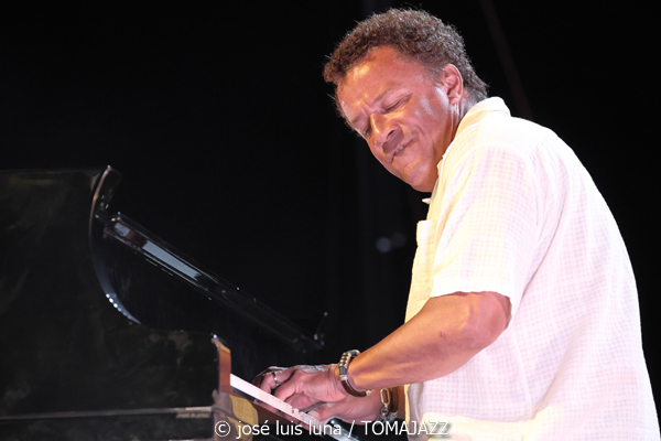 Jacky Terrasson Trio (37 Eivissa Jazz 2025. Baluard de Santa Llúcia. Eivissa. 2025-09-05) Por José Luis Luna Rocafort [INSTANTZZ AKA Galería fotográfica AKA Fotoblog de jazz, impro… y algo más] - Tomajazz - Jacky Terrasson Trio actuó en el 37 Eivissa Jazz 2025. José Luis Luna Rocafort retrata el concierto en INSTANTZZ. Actuaron Jacky Terrasson, Sylvain Romano, Marc Miralta