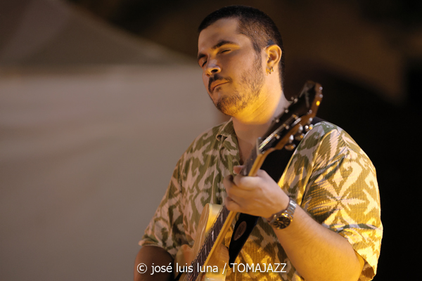 Goran Levi (37 Eivissa Jazz 2025. Passeig Vara de Rey. Eivissa. 2025-09-02) Por José Luis Luna Rocafort [INSTANTZZ AKA Galería fotográfica AKA Fotoblog de jazz, impro… y algo más] - Tomajazz - Goran Levi actuó en el 37 Eivissa Jazz 2025. José Luis Luna Rocafort lo retrata en INSTANTZZ. Intervinieron Goran Levi, Joan Garcías Tur, Josep Servera, Pere Miquel Molina