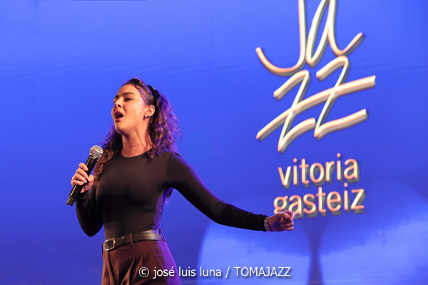 Toquinho (48 Festival de Jazz de Vitoria. 2025-07-19) Por José Luis Luna Rocafort [INSTANTZZ AKA Galería fotográfica AKA Fotoblog de jazz, impro… y algo más] - Tomajazz - Toquinho actuó en el 48 Festival de Jazz de Vitoria 2025. José Luis Luna Rocafort INSTANTZZ