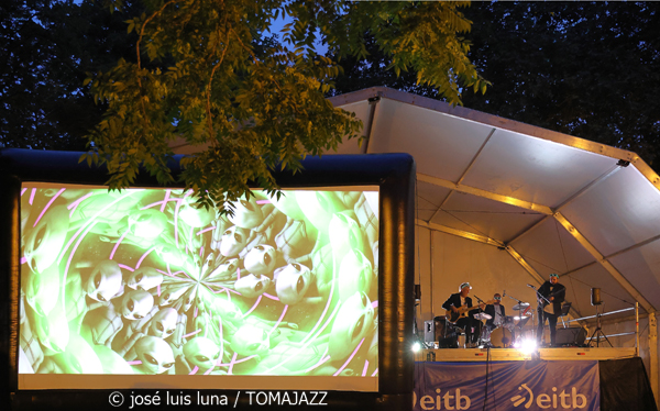 Geometrical Sardine (48 Festival de Jazz de Vitoria. 2025-07-13) Por José Luis Luna Rocafort [INSTANTZZ AKA Galería fotográfica AKA Fotoblog de jazz, impro… y algo más] - Tomajazz - Geometrical Sardine actuó en el 48 Festival de Jazz de Vitoria 2025. José Luis Luna Rocafort los retrata en INSTANTZZ. Actuaron Jaume Rosselló, Joan Roca, Pep Aspas