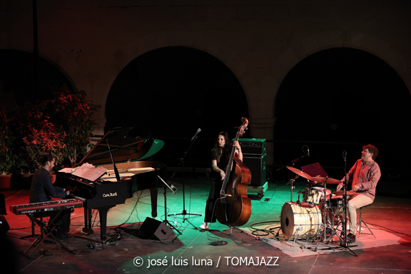 Giulia Valle Trío (Jazz Palma Festival 2025. Castell de Bellver. Palma. 2025-08-21) Por José Luis Luna Rocafort [INSTANTZZ AKA Galería fotográfica AKA Fotoblog de jazz, impro… y algo más] - Tomajazz - Giulia Valle Trío (actuó en el Jazz Palma Festival 2025 en el Castell de Bellver el 21 de agosto de 2025. José Luis Luna Rocafort la retrata en INSTANTZZ. Actuaron