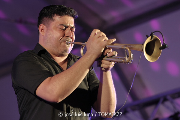 Rambalaya (48 Festival de Jazz de Vitoria. 2025-07-12) Por José Luis Luna Rocafort [INSTANTZZ AKA Galería fotográfica AKA Fotoblog de jazz, impro… y algo más] - Tomajazz - Rambalaya actuó en el 48 Festival de Jazz de Vitoria. José Luis Luna Rocafort retrata su concierto en INSTANTZZ. Rambalaya son Jonathan Herrero, Anton Jarl, Matías Míguez, Hector Martín, Nil Mujal, Àlex López, Raül Marc Portell