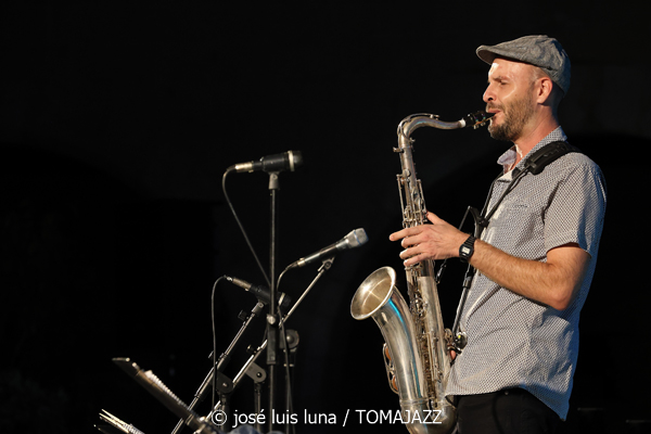 Hard Bop Drivers (Jazz Palma Festival 2025. Castell de Bellver. Palma. 2025-08-28) Por José Luis Luna Rocafort [INSTANTZZ AKA Galería fotográfica AKA Fotoblog de jazz, impro… y algo más] - Tomajazz - Hard Bop Drivers actuó en el Jazz Palma Festival 2025. José Luis Luna Rocafort los retrata en INSTANTZZ. Con Miquel Àngel Rigo, Pep Garau, Gori Matas, Marko Lohikari, Pep Lluís García, Sinéad Cormican