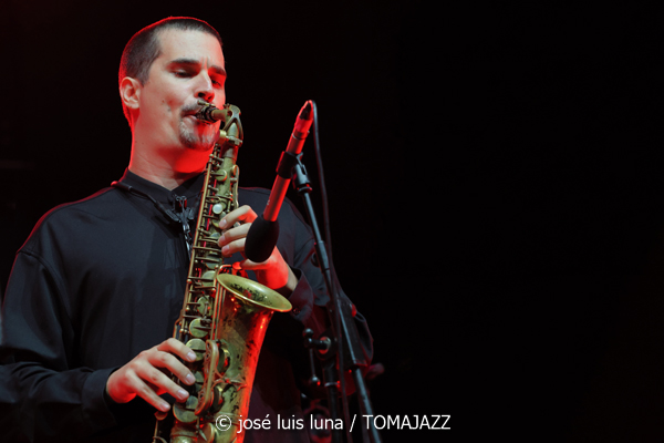 Carlos Sarduy & Groove Messengers (37 Eivissa Jazz 2025. Baluard de Santa Llúcia. Eivissa. 2025-09-06) Por José Luis Luna Rocafort [INSTANTZZ AKA Galería fotográfica AKA Fotoblog de jazz, impro… y algo más] - Tomajazz - Carlos Sarduy & Groove Messengers actuaron en el 37 Eivissa Jazz 2025. José Luis Luna Rocafort lo retrata en INSTANTZZ. Actuaron Carlos Sarduy, Alexey León, Vicent Tur, Abel Marcel, Aaron Puente, Jay Kalo Sánchez, Marina Abad, Noslen Ortega