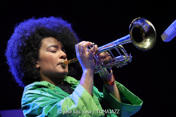 Milena Casado (48 Festival de Jazz de Vitoria. 2025-07-19) Por José Luis Luna Rocafort [INSTANTZZ AKA Galería fotográfica AKA Fotoblog de jazz, impro… y algo más] - Tomajazz - Milena Casado actuó en el 48 Festival de Jazz de Vitoria 2025. José Luis Luna Rocafort la retrata en INSTANTZZ. Actuaron Milena Casado, Morgan Guerin, Lex Korten, Kanoa Mendenhall, Jongkuk Kim