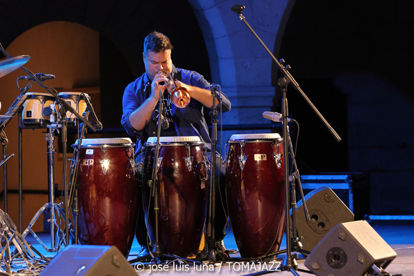 Glenda E (Jazz Palma Festival 2025. Castell de Bellver. Palma. 2025-08-07) Por José Luis Luna Rocafort [INSTANTZZ AKA Galería fotográfica AKA Fotoblog de jazz, impro… y algo más] - Tomajazz - Glenda E actuó en el Jazz Palma Festival 2025 en Castell de Bellver. José Luis Luna Rocafort lo retrata en INSTANTZZ. Actuaron Glenda E, Carlos Martín, Shayan Fathi, Abel Sanabria