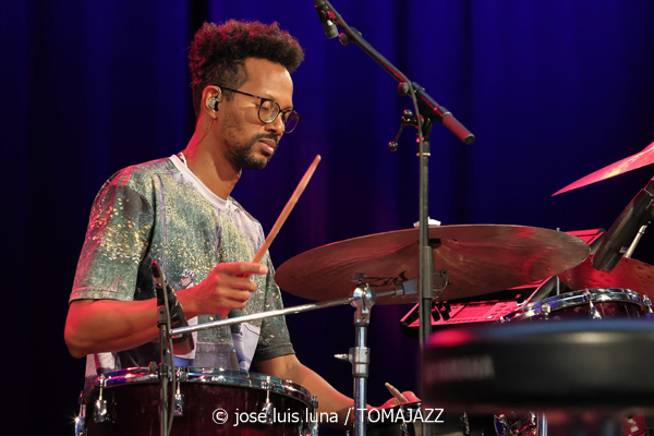 Dora Morelenbaum (48 Festival de Jazz de Vitoria. 2025-07-19) Por José Luis Luna Rocafort [INSTANTZZ AKA Galería fotográfica AKA Fotoblog de jazz, impro… y algo más] - Tomajazz - Dora Morelenbaum actuó en el 48 Festival de Jazz de Vitoria 2025. José Luis Luna Rocafort la retrata en INSTANTZZ. Actuaron Dora Morelenbaum: voz, órgano, guitarra eléctrica Guilherme Lirio: guitarra eléctrica, órgano Guto Wirti: bajo eléctrica Daniel Conceiçao