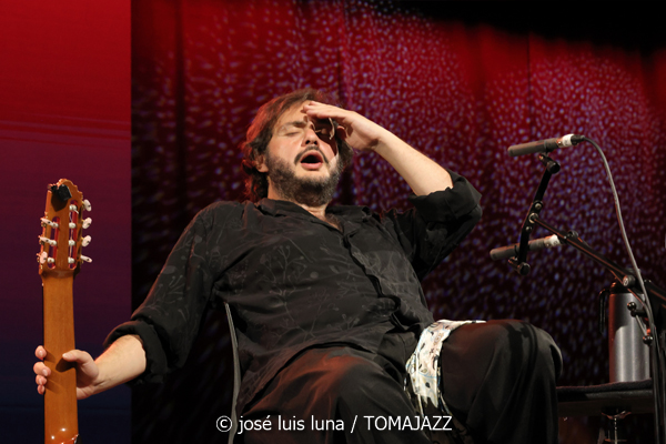 Yamandu Costa (48 Festival de Jazz de Vitoria. 2025-07-19) Por José Luis Luna Rocafort [INSTANTZZ AKA Galería fotográfica AKA Fotoblog de jazz, impro… y algo más] - Tomajazz - Yamandu Costa actuó en el 48 Festival de Jazz de Vitoria. 2025-07-19) Por José Luis Luna Rocafort [INSTANTZZ