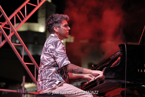 Álex Conde Trío (37 Eivissa Jazz 2025. 2025-09-04) Por José Luis Luna Rocafort [INSTANTZZ AKA Galería fotográfica AKA Fotoblog de jazz, impro… y algo más] - Tomajazz - Álex Conde Trío actuó en el 37 Eivissa Jazz 2025. José Luis Luna Rocafort lo retrata en INSTANTZZ. Actuaron Álex Conde, Pablo Martín Caminero, Michael Olivera