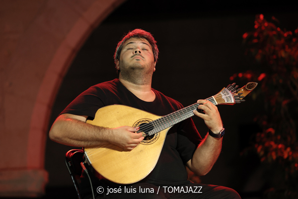 Sara Correira (Nits a Bellver. Palma. 2025-08-19) Por José Luis Luna Rocafort [INSTANTZZ AKA Galería fotográfica AKA Fotoblog de jazz, impro… y algo más] - Tomajazz - Sara Correira actuó en Nits a Bellver en el castillo situado en Palma el 19 de agosto de 2025. José Luis Luna Rocafort lo retrata en INSTANTZZ. Actuaron Sara Correira, Diogo Clemente, Ângelo Freire, Frederico Gato