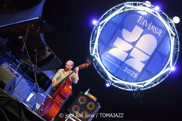Jacky Terrasson Trio (37 Eivissa Jazz 2025. Baluard de Santa Llúcia. Eivissa. 2025-09-05) Por José Luis Luna Rocafort [INSTANTZZ AKA Galería fotográfica AKA Fotoblog de jazz, impro… y algo más] - Tomajazz - Jacky Terrasson Trio actuó en el 37 Eivissa Jazz 2025. José Luis Luna Rocafort retrata el concierto en INSTANTZZ. Actuaron Jacky Terrasson, Sylvain Romano, Marc Miralta