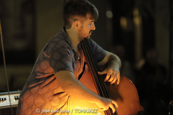 Goran Levi (37 Eivissa Jazz 2025. Passeig Vara de Rey. Eivissa. 2025-09-02) Por José Luis Luna Rocafort [INSTANTZZ AKA Galería fotográfica AKA Fotoblog de jazz, impro… y algo más] - Tomajazz - Goran Levi actuó en el 37 Eivissa Jazz 2025. José Luis Luna Rocafort lo retrata en INSTANTZZ. Intervinieron Goran Levi, Joan Garcías Tur, Josep Servera, Pere Miquel Molina