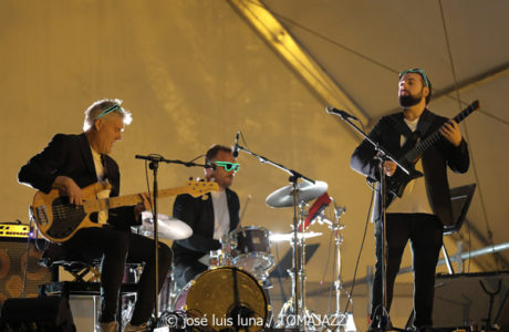 Geometrical Sardine (48 Festival de Jazz de Vitoria. 2025-07-13) Por José Luis Luna Rocafort [INSTANTZZ AKA Galería fotográfica AKA Fotoblog de jazz, impro… y algo más] - Tomajazz - Geometrical Sardine actuó en el 48 Festival de Jazz de Vitoria 2025. José Luis Luna Rocafort los retrata en INSTANTZZ. Actuaron Jaume Rosselló, Joan Roca, Pep Aspas