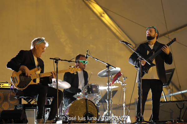 Geometrical Sardine (48 Festival de Jazz de Vitoria. 2025-07-13) Por José Luis Luna Rocafort [INSTANTZZ AKA Galería fotográfica AKA Fotoblog de jazz, impro… y algo más] - Tomajazz - Geometrical Sardine actuó en el 48 Festival de Jazz de Vitoria 2025. José Luis Luna Rocafort los retrata en INSTANTZZ. Actuaron Jaume Rosselló, Joan Roca, Pep Aspas