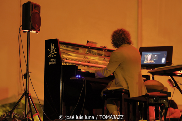 Adrián Royo  (48 Festival de Jazz de Vitoria. 2025-07-13) Por José Luis Luna Rocafort [INSTANTZZ AKA Galería fotográfica AKA Fotoblog de jazz, impro… y algo más] - Tomajazz