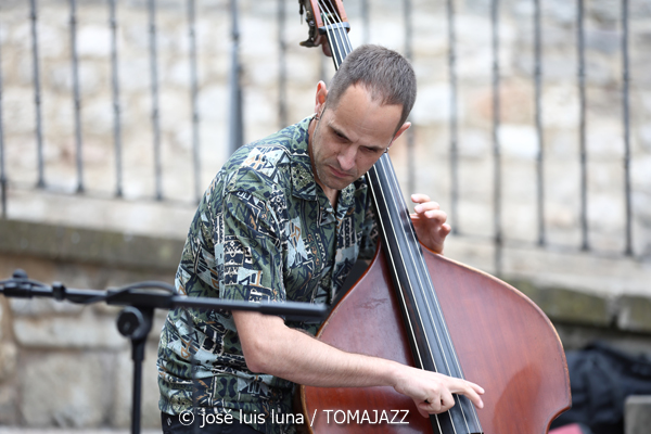 Nerea Arrieta Trío (48 Festival de Jazz de Vitoria. 2025-07-14) Por José Luis Luna Rocafort [INSTANTZZ AKA Galería fotográfica AKA Fotoblog de jazz, impro… y algo más] - Tomajazz - Nerea Arrieta Trío actuó en el 48 Festival de Jazz de Vitoria 2025. José Luis Luna Rocafort retrata el concierto en INSTANTZZ. Actuaron Nerea Arrieta, Fran Serrano, Raquel Arbeloa