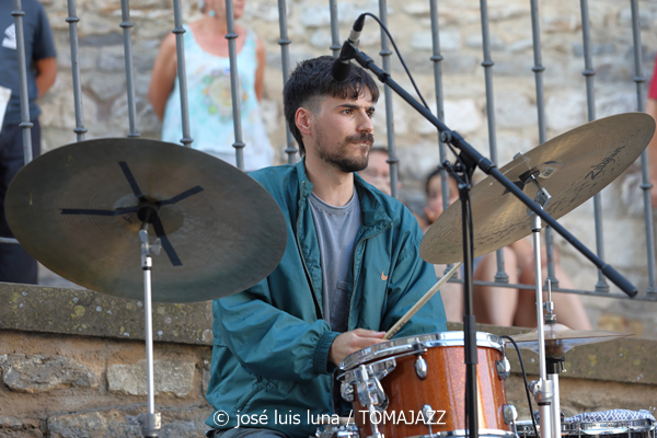 Malaka (48 Festival de Jazz de Vitoria. 2025-07-15) Por José Luis Luna Rocafort [INSTANTZZ AKA Galería fotográfica AKA Fotoblog de jazz, impro… y algo más] - Tomajazz - Malaka actuó en el 48 Festival de Jazz de Vitoria 2025. José Luis Luna Rocafort retrata el concierto en INSTANTZZ. Malaka son Gonzalo Encinal, Aitor Marimón, Beltrán del Álamo, Ager Alzola