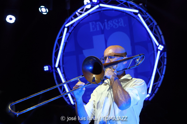 Carlos Sarduy & Groove Messengers (37 Eivissa Jazz 2025. Baluard de Santa Llúcia. Eivissa. 2025-09-06) Por José Luis Luna Rocafort [INSTANTZZ AKA Galería fotográfica AKA Fotoblog de jazz, impro… y algo más] - Tomajazz - Carlos Sarduy & Groove Messengers actuaron en el 37 Eivissa Jazz 2025. José Luis Luna Rocafort lo retrata en INSTANTZZ. Actuaron Carlos Sarduy, Alexey León, Vicent Tur, Abel Marcel, Aaron Puente, Jay Kalo Sánchez, Marina Abad, Noslen Ortega