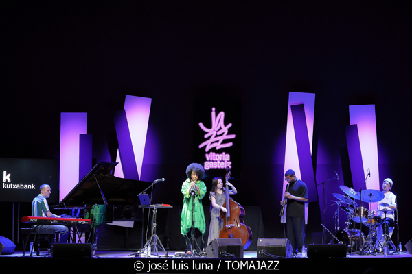 Milena Casado (48 Festival de Jazz de Vitoria. 2025-07-19) Por José Luis Luna Rocafort [INSTANTZZ AKA Galería fotográfica AKA Fotoblog de jazz, impro… y algo más] - Tomajazz - Milena Casado actuó en el 48 Festival de Jazz de Vitoria 2025. José Luis Luna Rocafort la retrata en INSTANTZZ. Actuaron Milena Casado, Morgan Guerin, Lex Korten, Kanoa Mendenhall, Jongkuk Kim